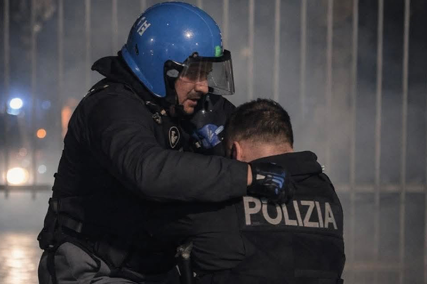 İtalya'da kültür merkezi kapatıldı sokaklar karıştı: 11 polis yaralı, 10 gözaltı