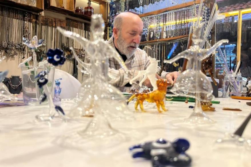 25 yıldır camlara üfleyerek şekil veriyor