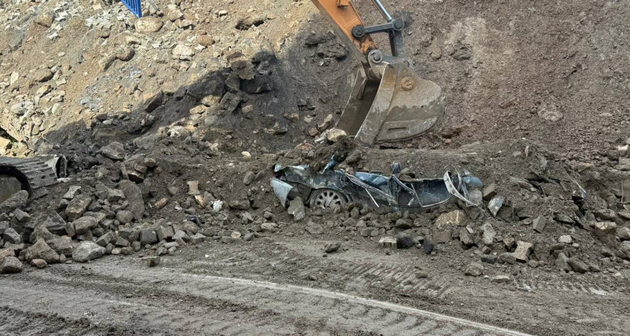 İstinat duvarının altında kalan araçlar demir yığını haline geldi