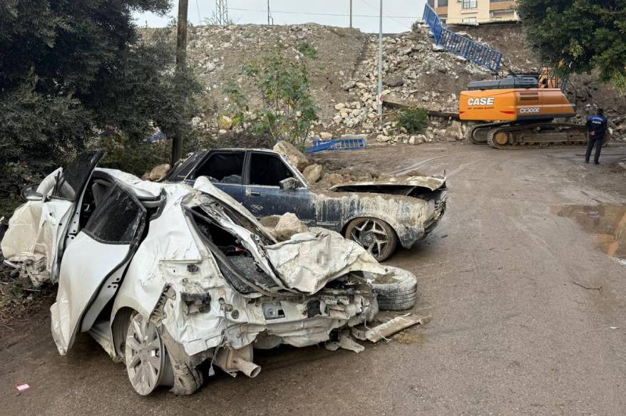 İstinat duvarının altında kalan araçlar demir yığını haline geldi