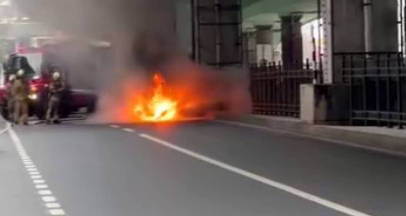 Şişli’de seyir halindeki otomobil alev alev yandı