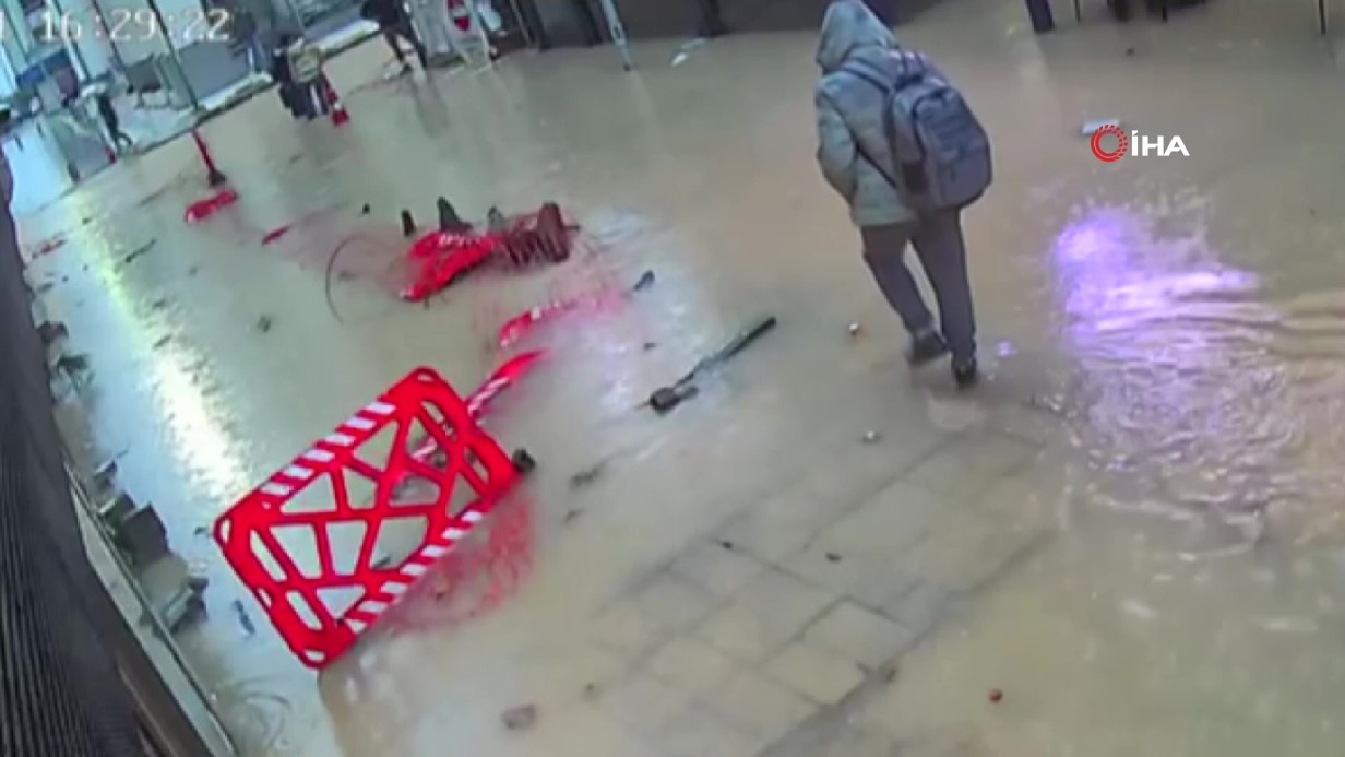 İzmir’de sağanak yağış: Bazı cadde ve sokaklar göle döndü, ekipler su tahliye çalışmaları yürüttü