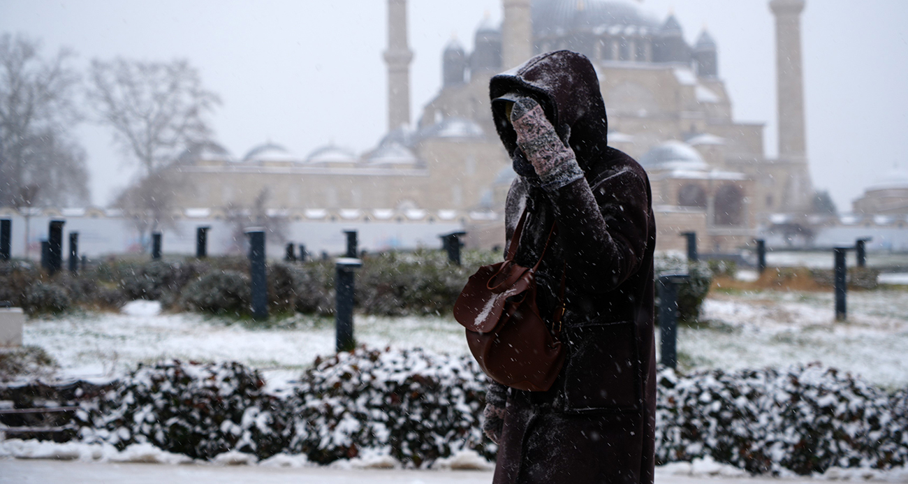 Balkanlardan gelen soğuk hava Edirne’yi beyaza bürüdü