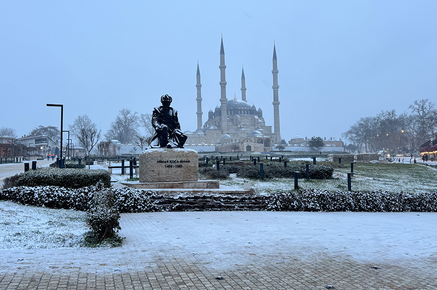 Edirne’de kar yağışı etkili oluyor