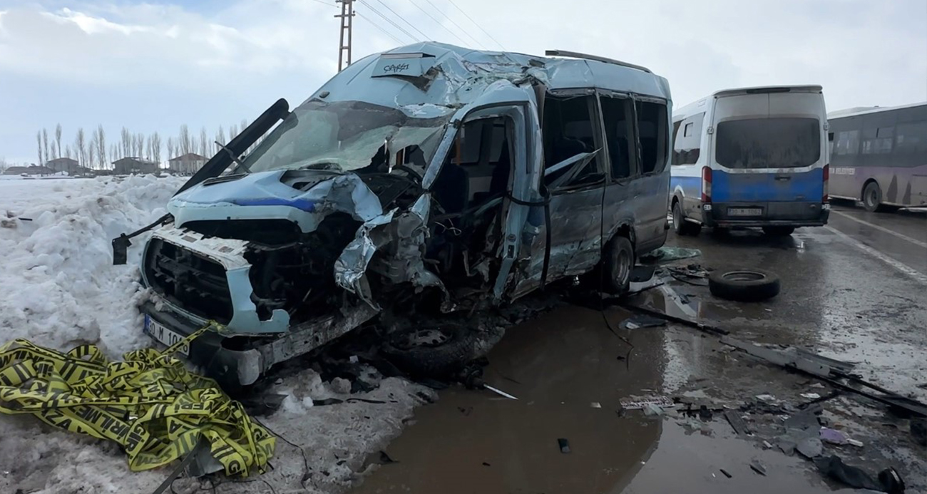 Yüksekova’da belediye otobüsü ile minibüs çarpıştı: 18 yaralı