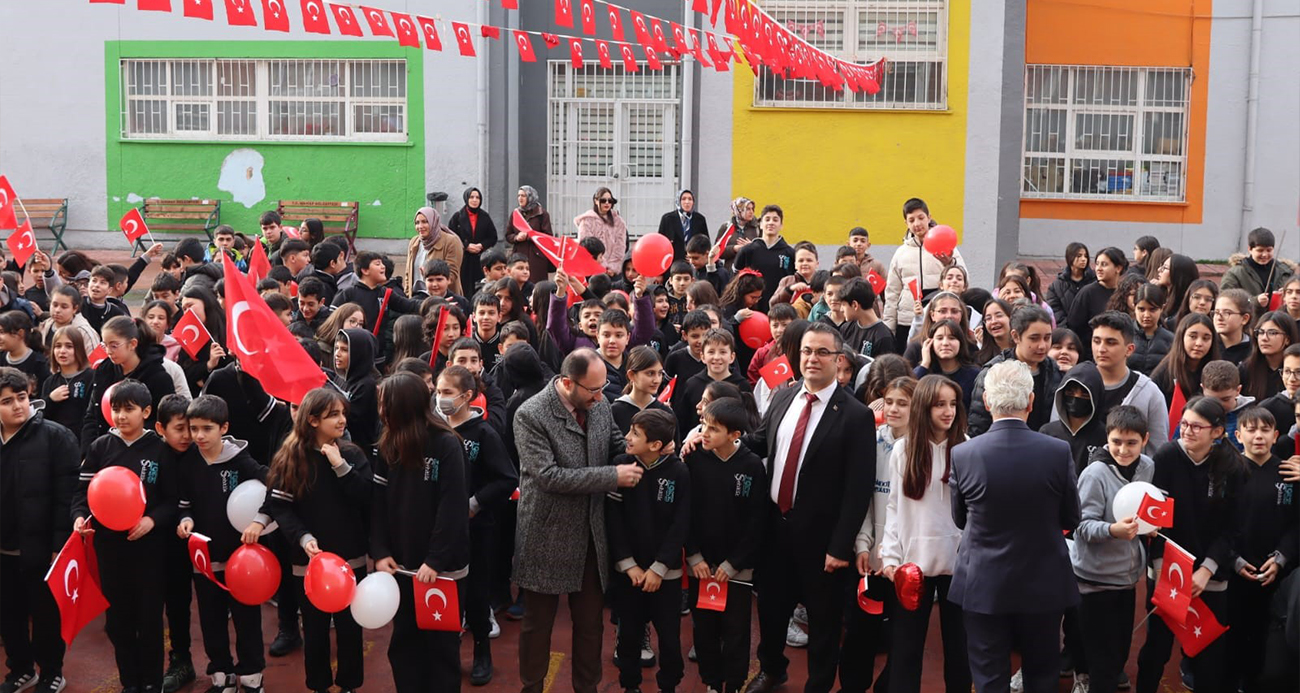 Şehitlik Ortaokolu, tabuta sığmayan şehit Selçuk Paker'in annesini konuk etti