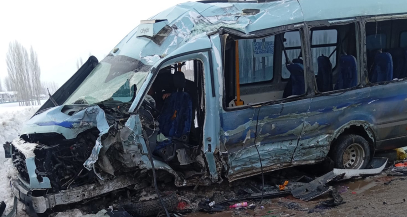 Yüksekova’da yolcu minibüsü ile otobüs çarpıştı: Çok sayıda yaralı var