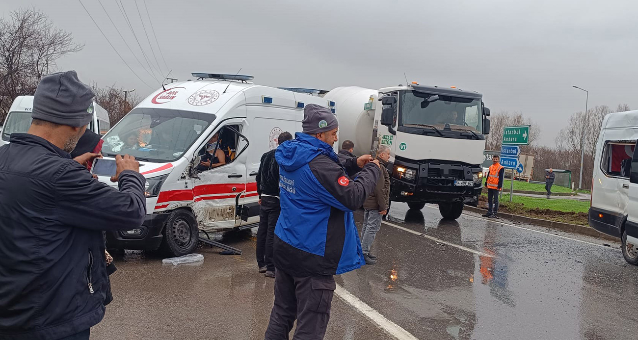 Sakarya’nın Akyazı ilçesinde ambulans ile işçi servisinin çarpıştığı kazada 11 kişi yaralandı.