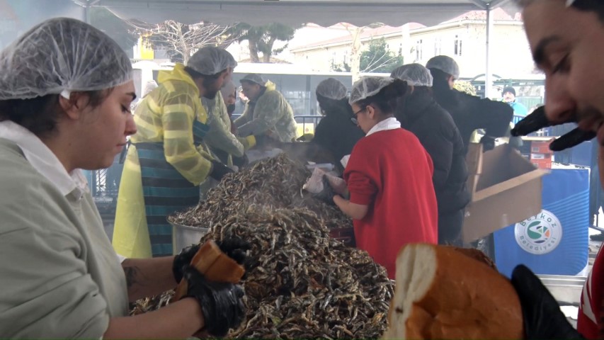 Soğuğa aldırış etmeyen vatandaşlar Balık Festivali’ne koştu