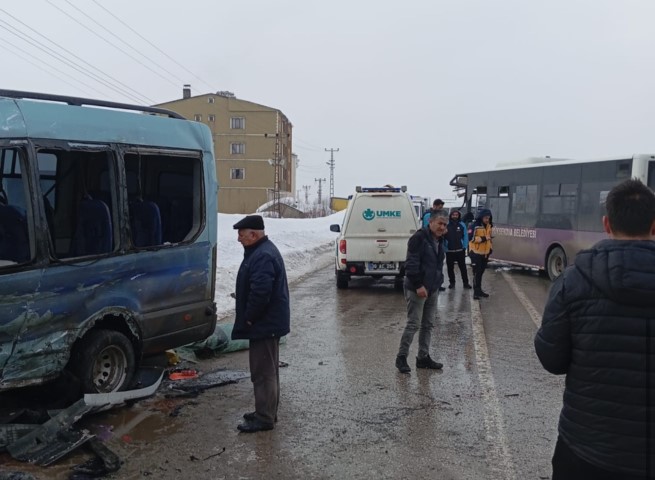 Yüksekova’da yolcu minibüsü ile otobüs çarpıştı: Çok sayıda yaralı var