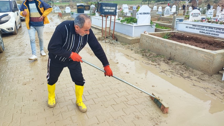 Mezarlar selde çöktü aileler isyan etti