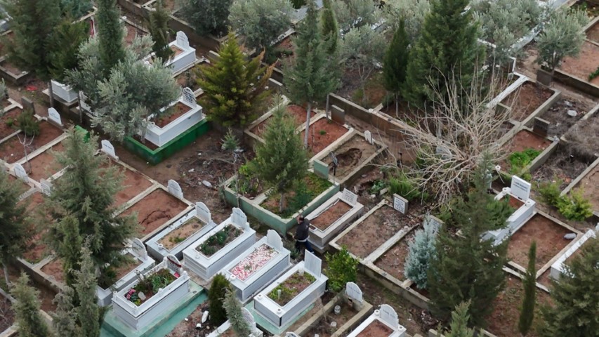 Mezarlar selde çöktü aileler isyan etti