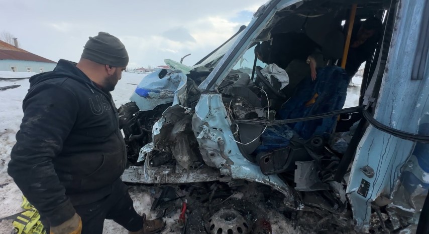 Yüksekova’da belediye otobüsü ile minibüs çarpıştı: 18 yaralı