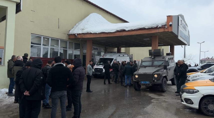 Yüksekova’da belediye otobüsü ile minibüs çarpıştı: 18 yaralı