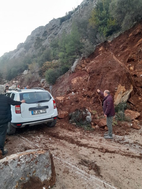 Yola düşen kayaları iple araca bağlayıp çektiler