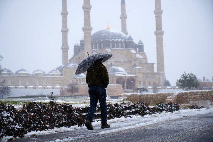 Balkanlardan gelen soğuk hava Edirne’yi beyaza bürüdü
