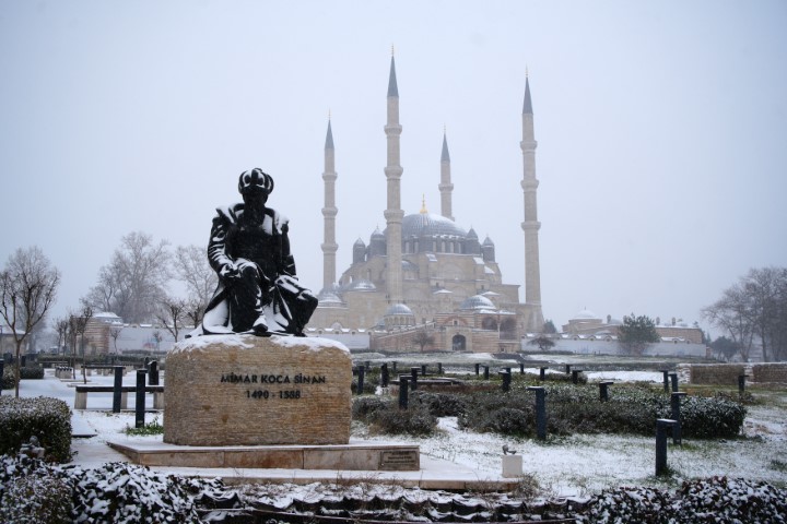 Balkanlardan gelen soğuk hava Edirne’yi beyaza bürüdü
