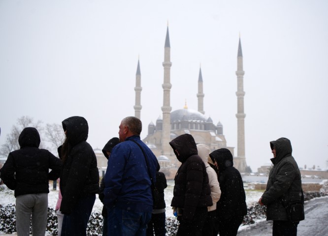Balkanlardan gelen soğuk hava Edirne’yi beyaza bürüdü