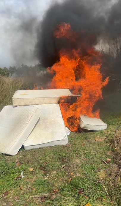 Eşyaları temiz kullanmayan personele sinirlendi, lojmandaki bütün eşyaları çıkartıp yaktı