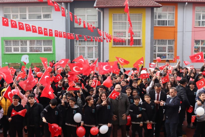 Şehitlik Ortaokolu, tabuta sığmayan şehit Selçuk Paker'in annesini konuk etti