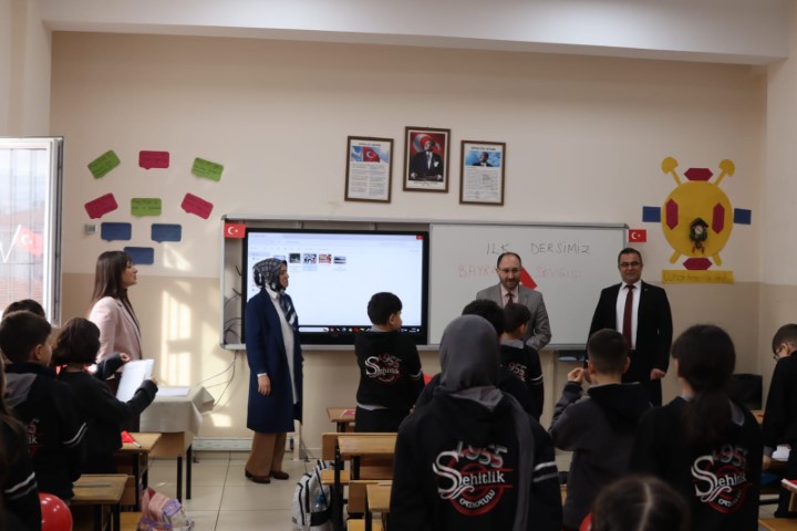 Şehitlik Ortaokolu, tabuta sığmayan şehit Selçuk Paker'in annesini konuk etti