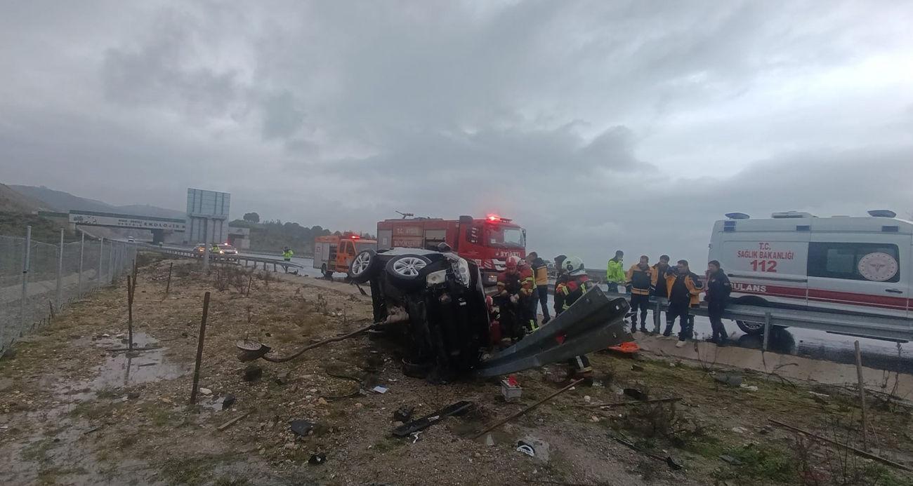 Kontrolden çıkan araç bariyere çarptı: 2 ölü