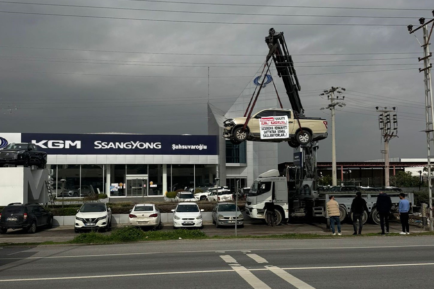 Kamyoneti vinç ile asıp firma önünde eylem yaptı