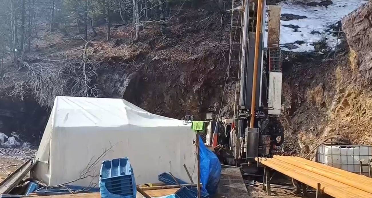 Üzerine kaya düşen işçi öldü