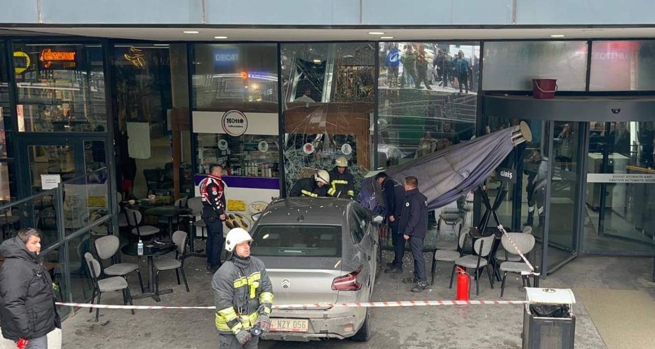 Kontrolden çıkan otomobil AVM’deki kafeye girdi: 1 yaralı