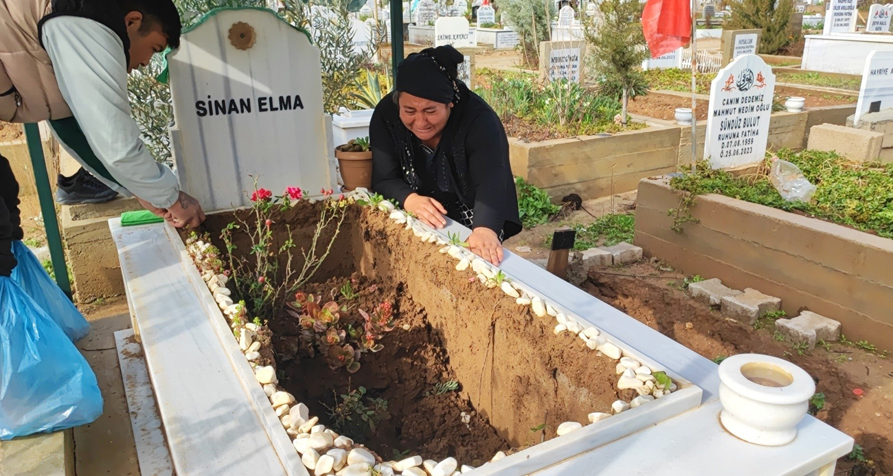 Adana’da yağışta oğlunun mezarı çöken anne gözyaşlarına boğuldu