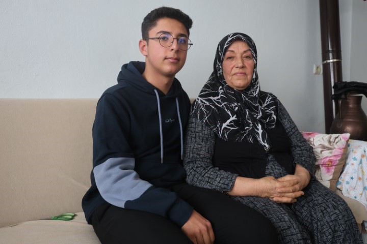 Depremde 3 kardeşini, annesini ve babasını kaybeden Furkan aile fotoğrafından geriye tek kaldı