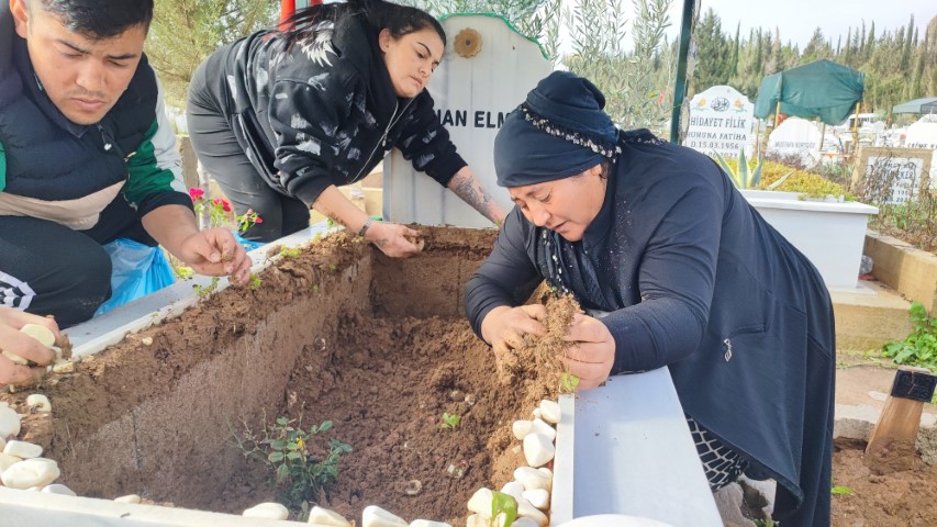 Adana’da yağışta oğlunun mezarı çöken anne gözyaşlarına boğuldu