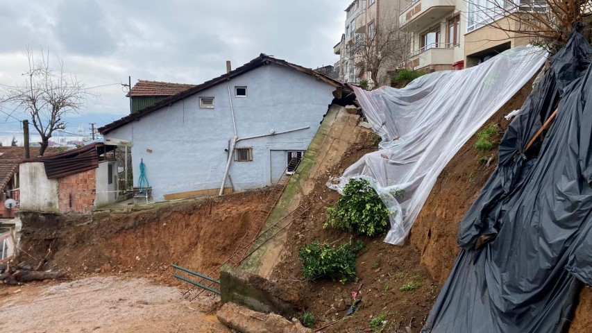 İstinat duvarı çökünce ortalık savaş alanına döndü