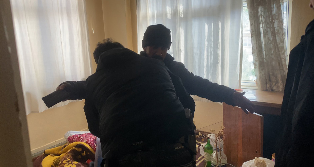 Isınmak için yaktığı ateş 5 aracı küle çevirdi