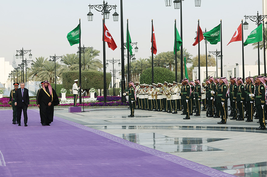 Cumhurbaşkanı Erdoğan, Suudi Arabistan'da resmi törenle karşılandı