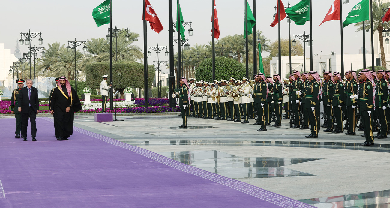 Isınmak için yaktığı ateş 5 aracı küle çevirdi