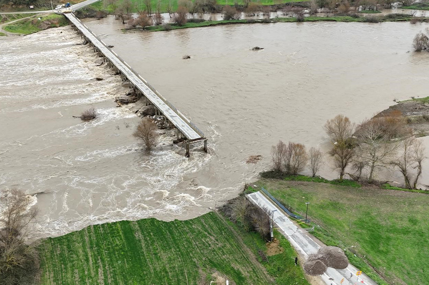 Sel suları ile ikiye ayrılan Yıldız Köprüsü dron ile görüntülendi