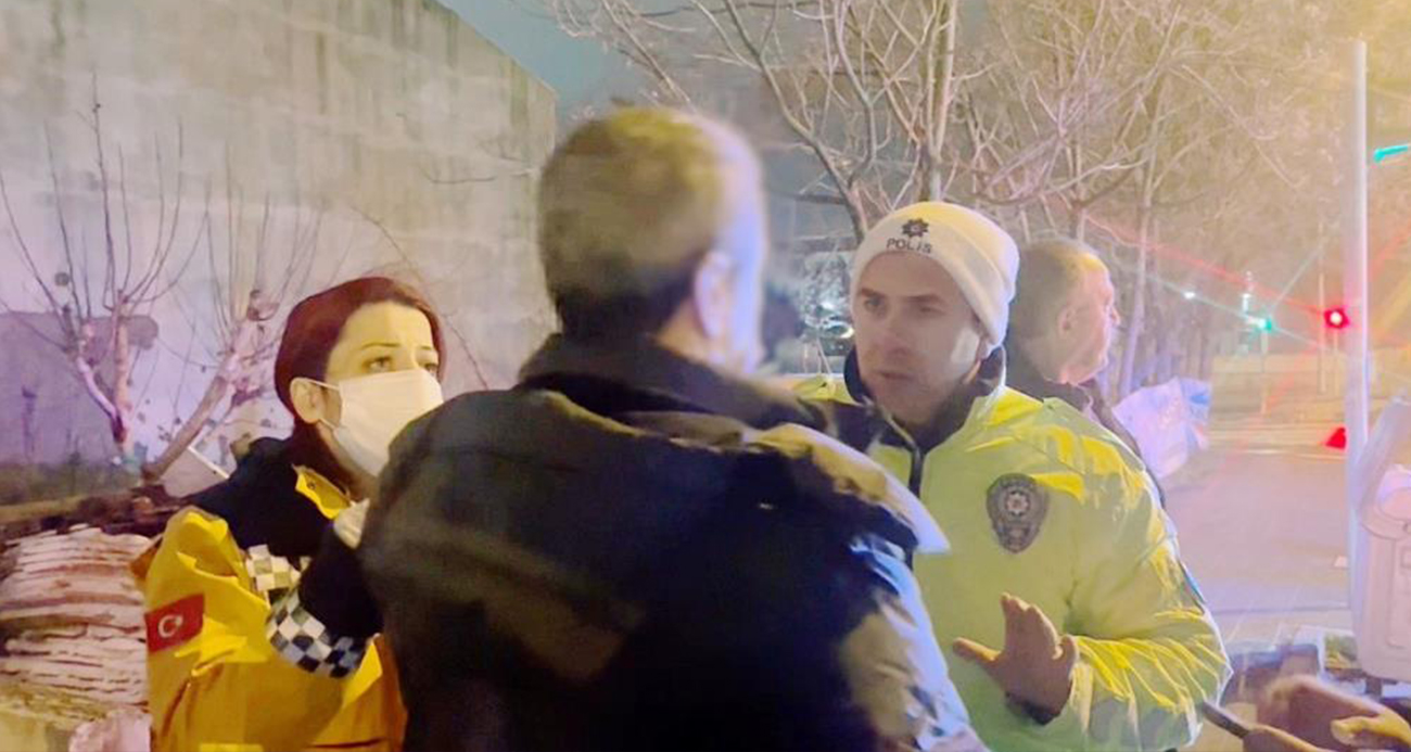 Kaza yapan alkollü sürücü, "Hepinizden özür diliyorum" diyerek hastaneye gitmeyi reddetti