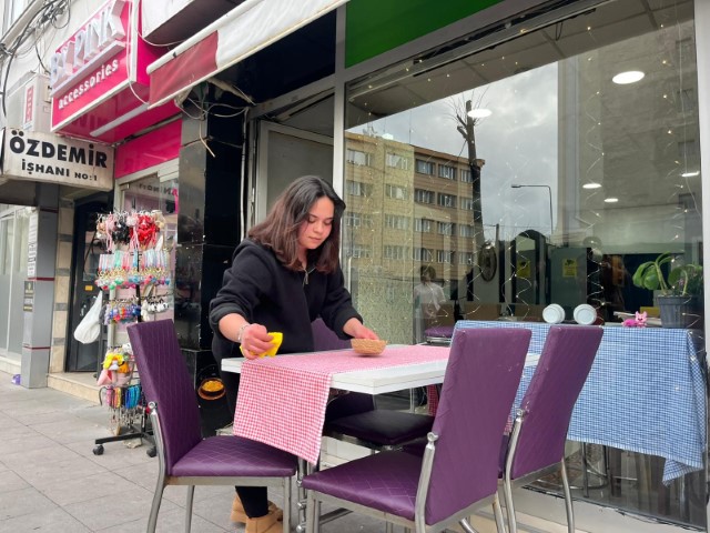 Sosyal medya yerine hayaline odaklandı, 3 sene çalışıp biriktirdiği para ile 18 yaşında kafe açtı