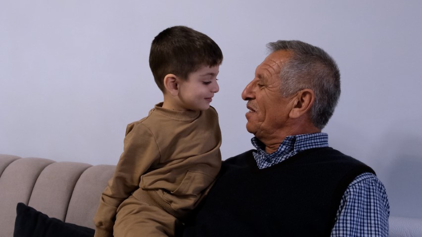 Bakan Kurum depremzede küçük Yusuf ve dedesinin yeniden başlayan hikayesini paylaştı