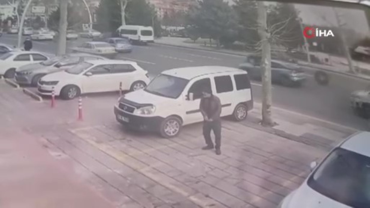 Seyir halindeki beton mikserinden kopan tekerlek üç otomobile çarptı