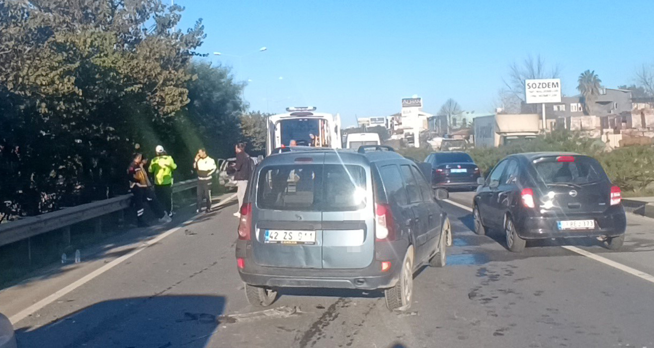 Zincirleme kazada annesi yaralanan bebek 112 görevlisinin kucağında annesini bekledi
