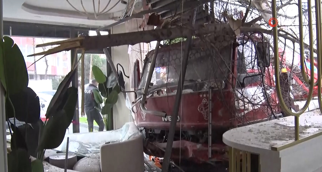 Büyükçekmece’de sepetli vinç diş hekimliği polikliniğine daldı: 2 yaralı