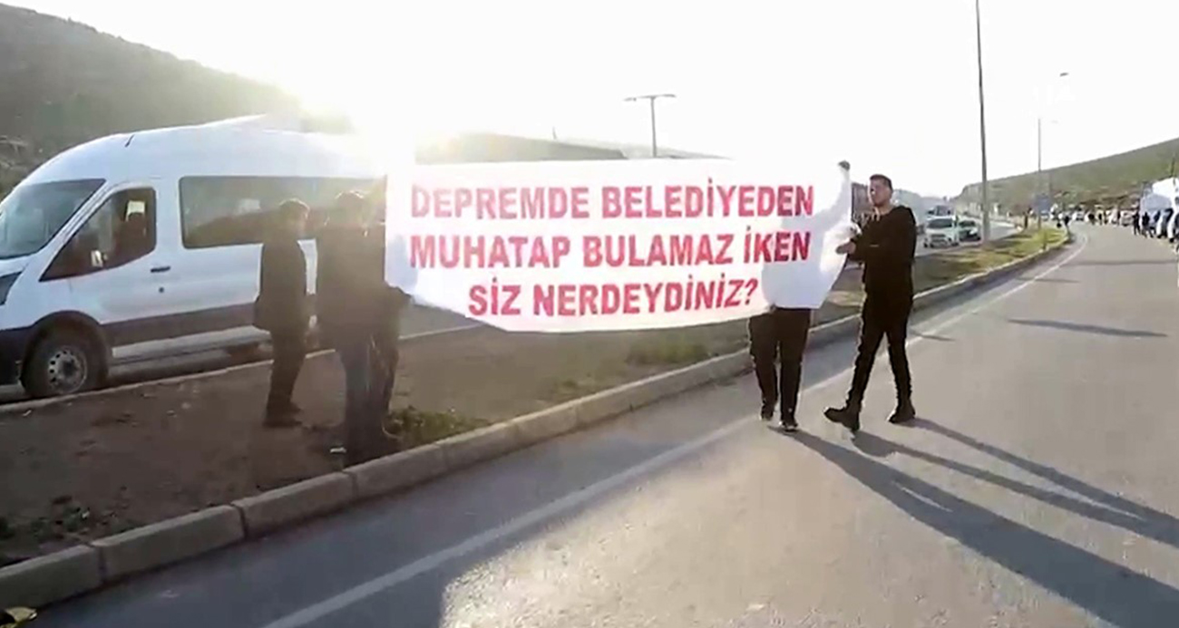 Depremzede vatandaşlar, Özgür Özel’i, ‘Bugüne kadar neredeydin’ diyerek yuhaladılar