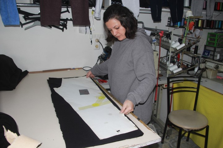 Fabrikaların atık kumaşlarını satın alıp, 20 dakikada kıyafet üretiyor