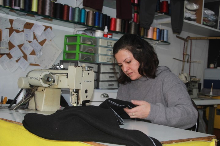 Fabrikaların atık kumaşlarını satın alıp, 20 dakikada kıyafet üretiyor