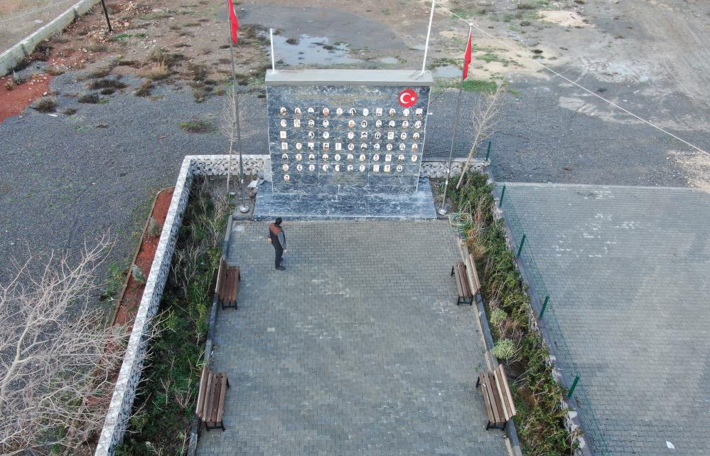 İki çocuğunu kaybeden muhtar köyüne deprem anıtı yaptırdı