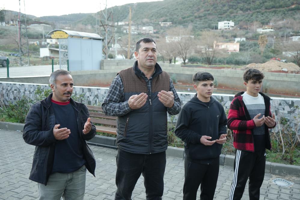 İki çocuğunu kaybeden muhtar köyüne deprem anıtı yaptırdı