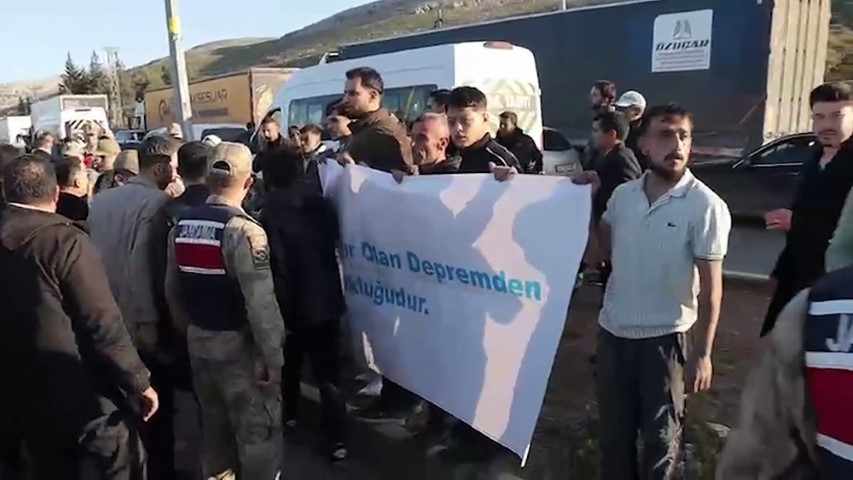 Depremzede vatandaşlar, Özgür Özel’i, ‘Bugüne kadar neredeydin’ diyerek yuhaladılar