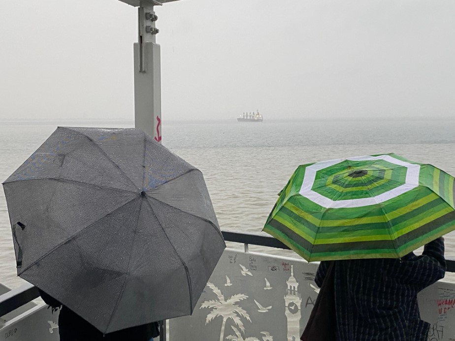 İzmir’de sağanak yağış hayatı olumsuz etkiledi: Caddeler göle döndü